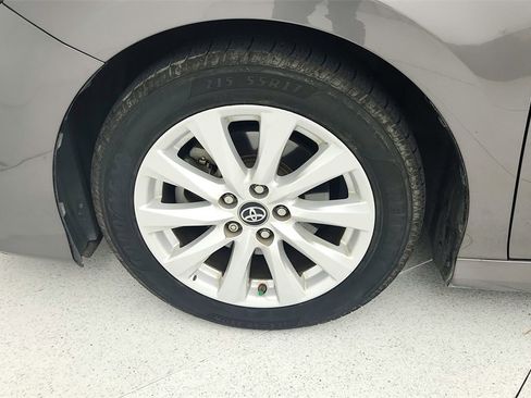 Used 2018 Toyota Camry LE image 28
