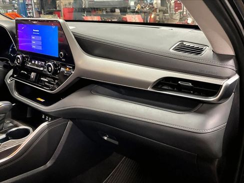 Used 2023 Toyota Highlander Platinum image 17