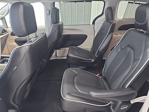Used 2024 Chrysler Pacifica Limited FWD image 24