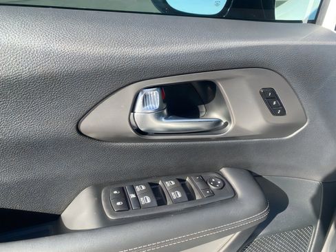 New 2026 Chrysler Pacifica Select image 24