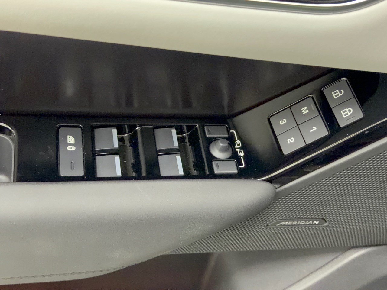 Certified 2026 Land Rover Range Rover Velar Dynamic SE AWD/4WD image 15