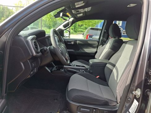 Used 2020 Toyota Tacoma TRD Off-Road AWD/4WD image 13