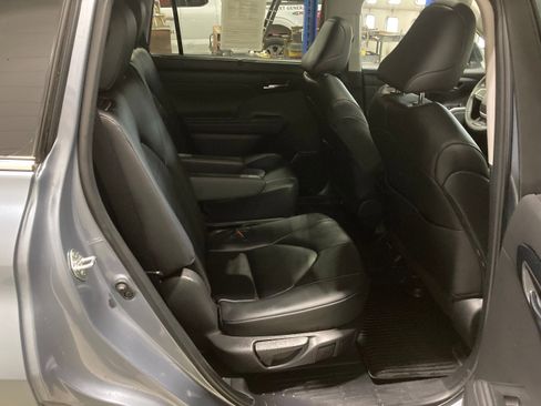 Used 2024 Toyota Highlander XLE image 8