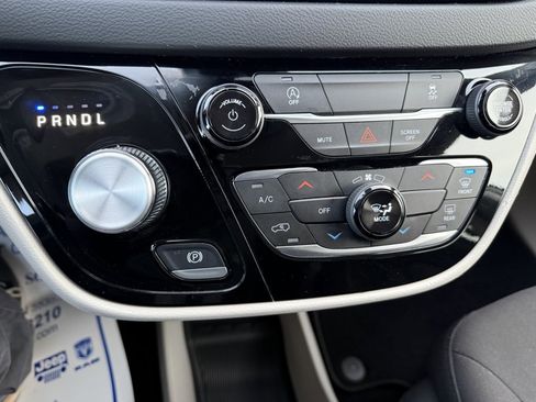 Used 2023 Chrysler Voyager LX image 26