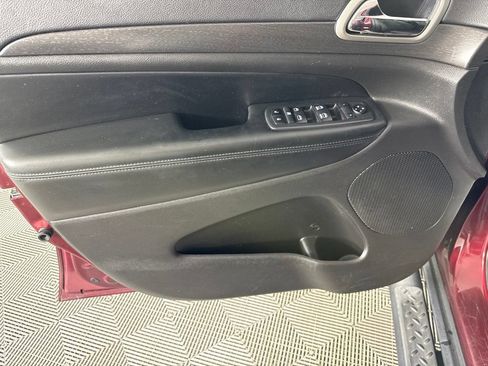 Used 2018 Jeep Grand Cherokee Laredo AWD/4WD image 11