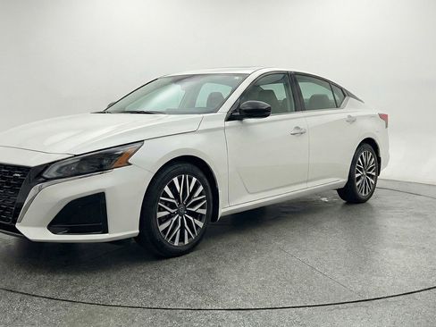 Used 2025 Nissan Altima 2.5 SV FWD image 3