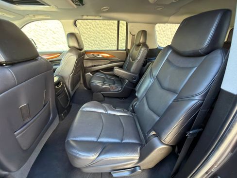 Used 2018 Cadillac Escalade ESV Luxury AWD/4WD image 17