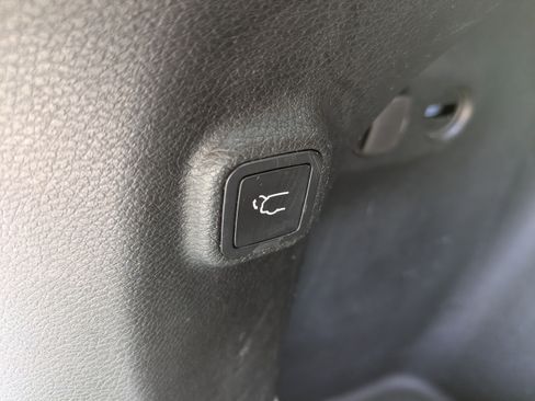 Used 2019 Jeep Cherokee Limited FWD image 12