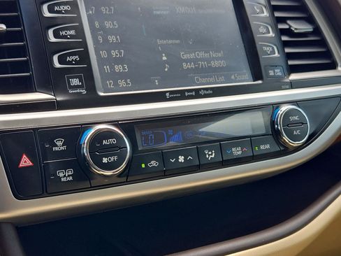 Used 2017 Toyota Highlander Limited FWD image 23