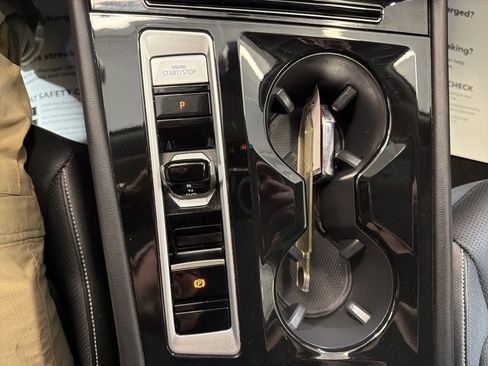 Used 2025 Volkswagen Atlas SE image 32