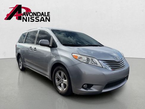 Used 2017 Toyota Sienna LE FWD image 3
