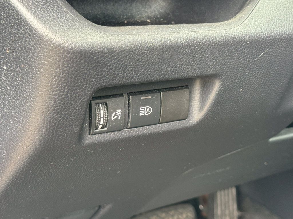 Used 2019 Toyota RAV4 XLE AWD/4WD image 9