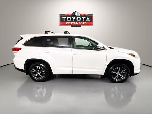 Used 2017 Toyota Highlander LE AWD/4WD image 8