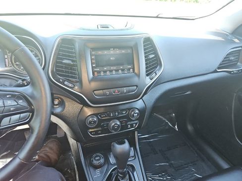 Used 2021 Jeep Cherokee Latitude Plus AWD/4WD image 17