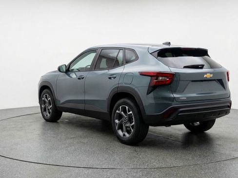 Used 2025 Chevrolet Trax LT FWD image 6