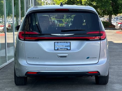 Used 2024 Chrysler Pacifica Limited FWD image 4