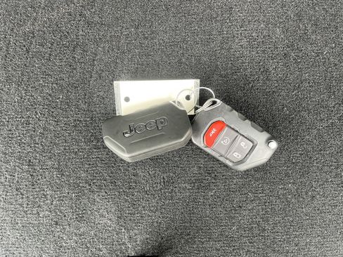 Used 2024 Jeep Wrangler Rubicon w/ Technology Group image 32