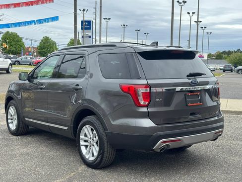 Used 2017 Ford Explorer XLT w/ Equipment Group 202A FWD image 3