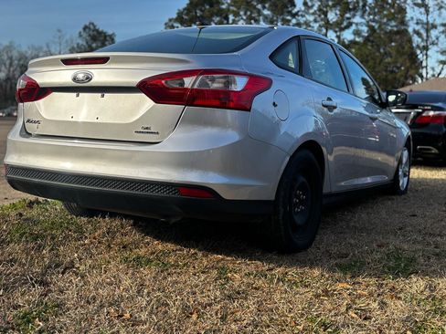 Used 2014 Ford Focus SE w/ SE Winter Package FWD image 2