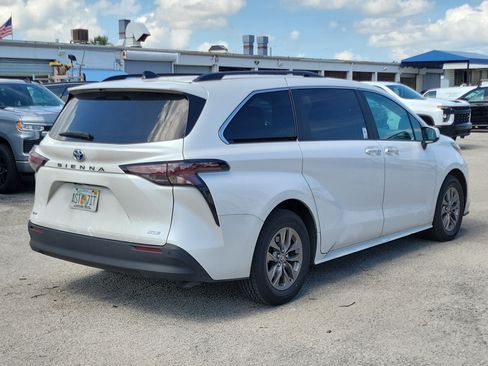 Used 2025 Toyota Sienna XLE FWD image 5