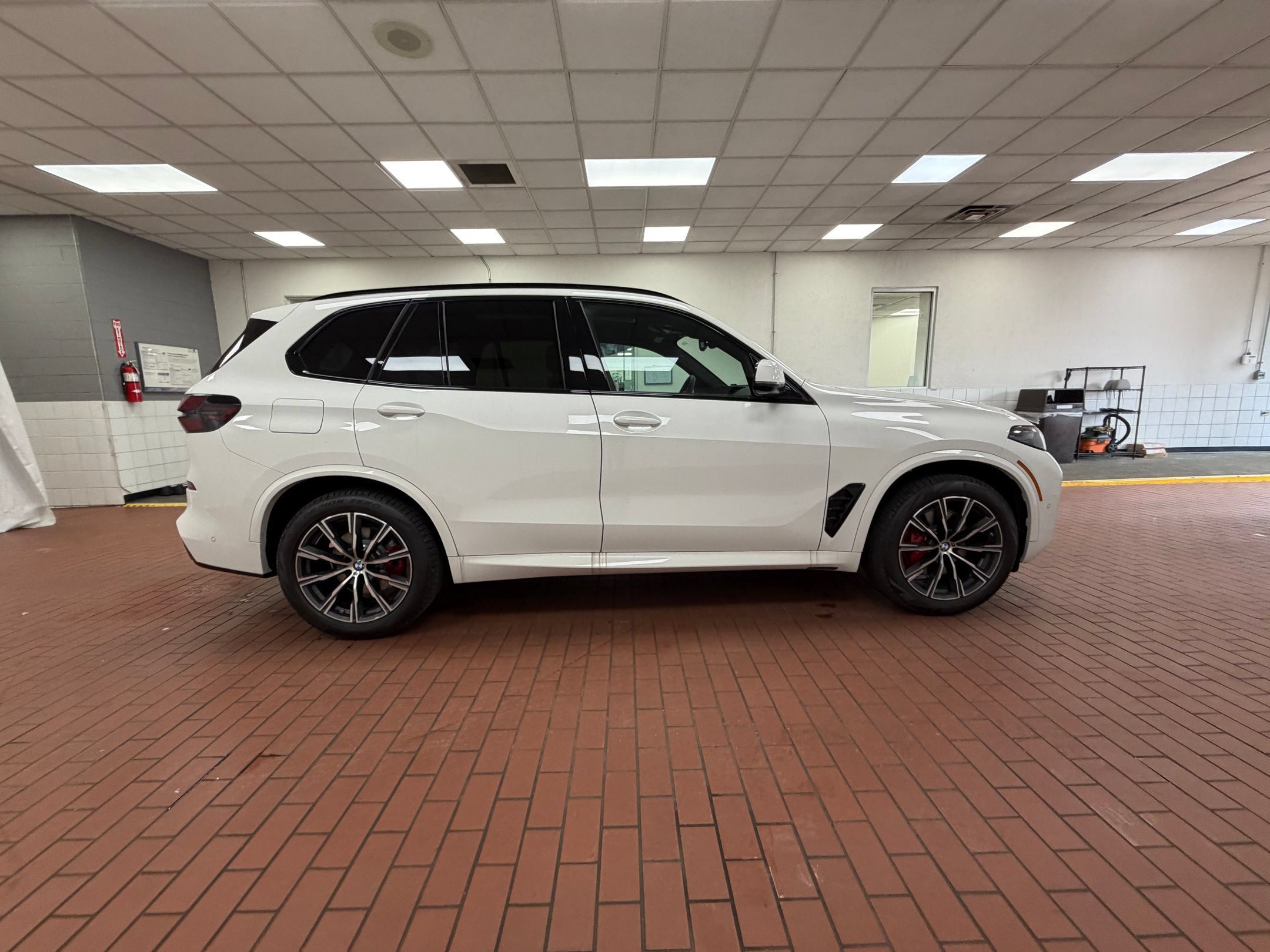 Used 2026 BMW X5 xDrive40i w/ M Sport Package AWD/4WD image 7