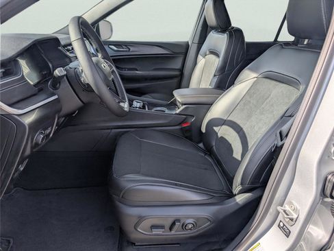 New 2025 Jeep Grand Cherokee Altitude image 17