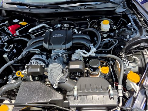 Used 2025 Toyota GR86 RWD image 10