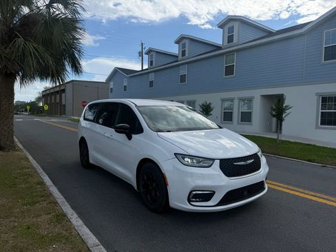 Used 2024 Chrysler Pacifica Limited image 3