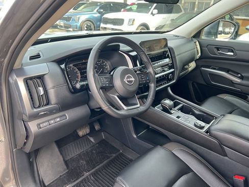 Used 2024 Nissan Pathfinder SL image 6