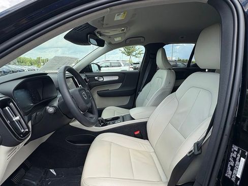 Used 2022 Volvo XC40 T4 Momentum FWD image 13