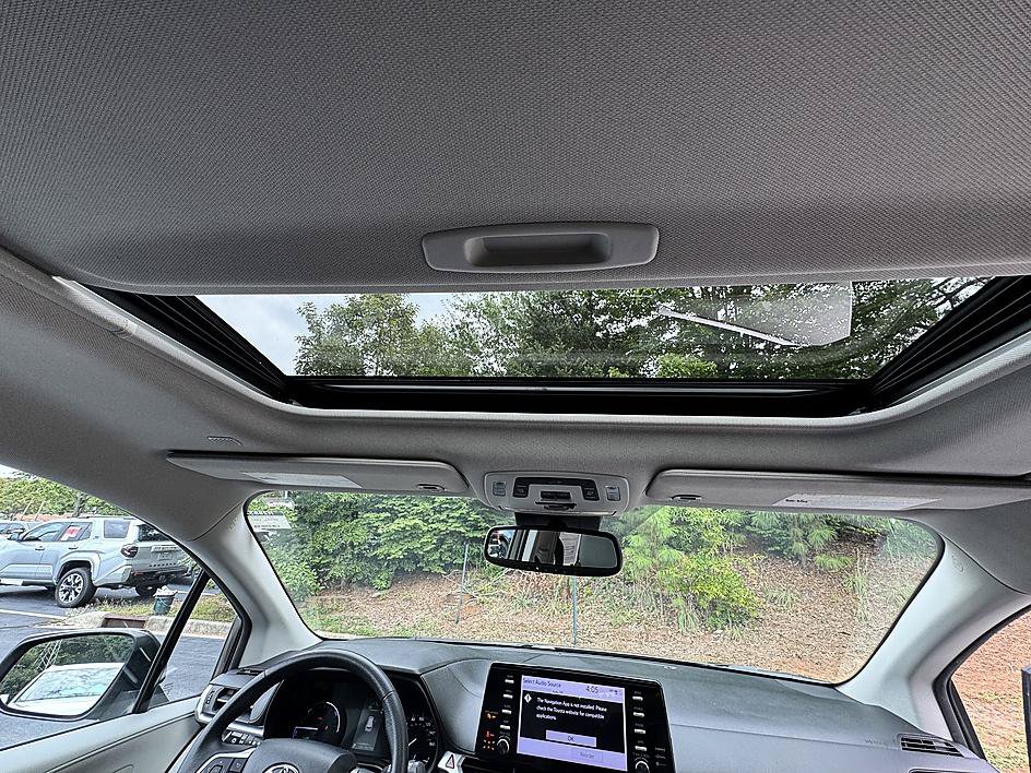 Certified 2022 Toyota Sienna XLE FWD image 23