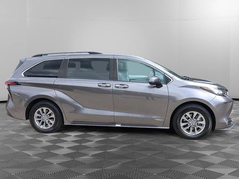 Used 2021 Toyota Sienna XLE image 7