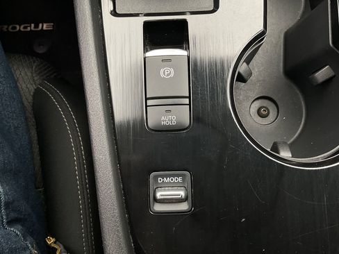 Used 2025 Nissan Rogue SV FWD image 23