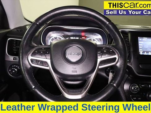 Used 2019 Jeep Cherokee Latitude w/ Cold Weather Group AWD/4WD image 18