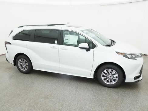New 2026 Toyota Sienna XLE FWD image 15
