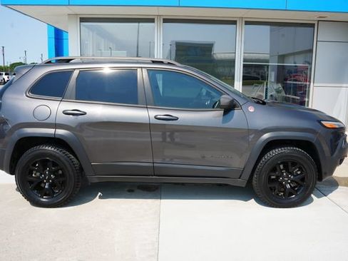 Used 2017 Jeep Cherokee Trailhawk w/ Cold Weather Group AWD/4WD image 31