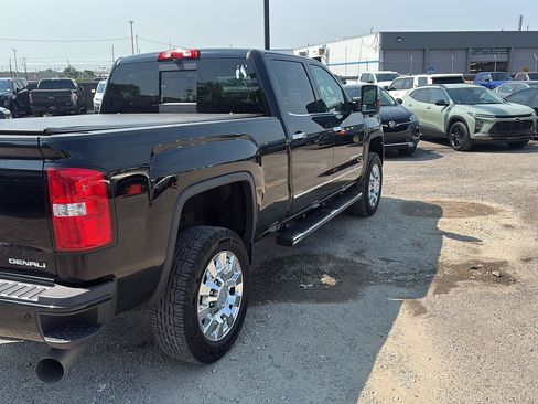 Used 2017 GMC Sierra 2500 Denali w/ Duramax Plus Package AWD/4WD image 4