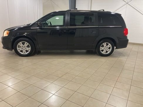 Used 2019 Dodge Grand Caravan SXT image 2