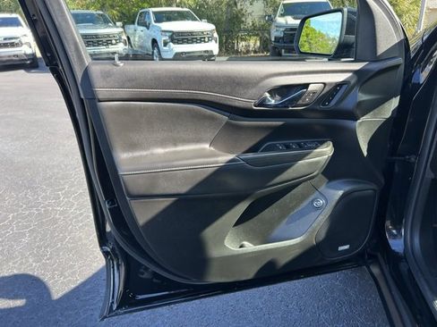 Used 2023 GMC Acadia SLT w/ Preferred Package image 12