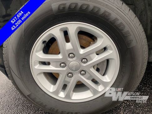 Used 2023 Jeep Grand Cherokee Laredo image 15