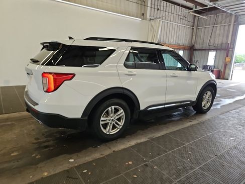 Used 2023 Ford Explorer XLT w/ Equipment Group 202A RWD image 4
