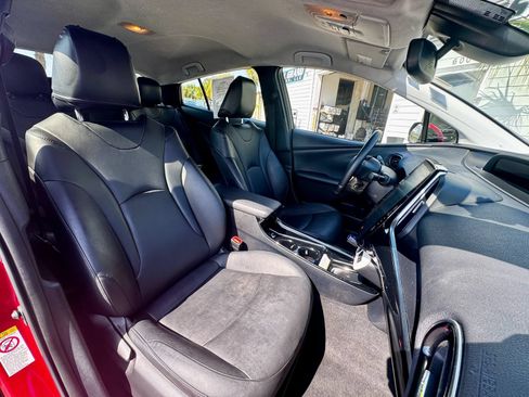 Used 2017 Toyota Prius Prime Advanced FWD image 10