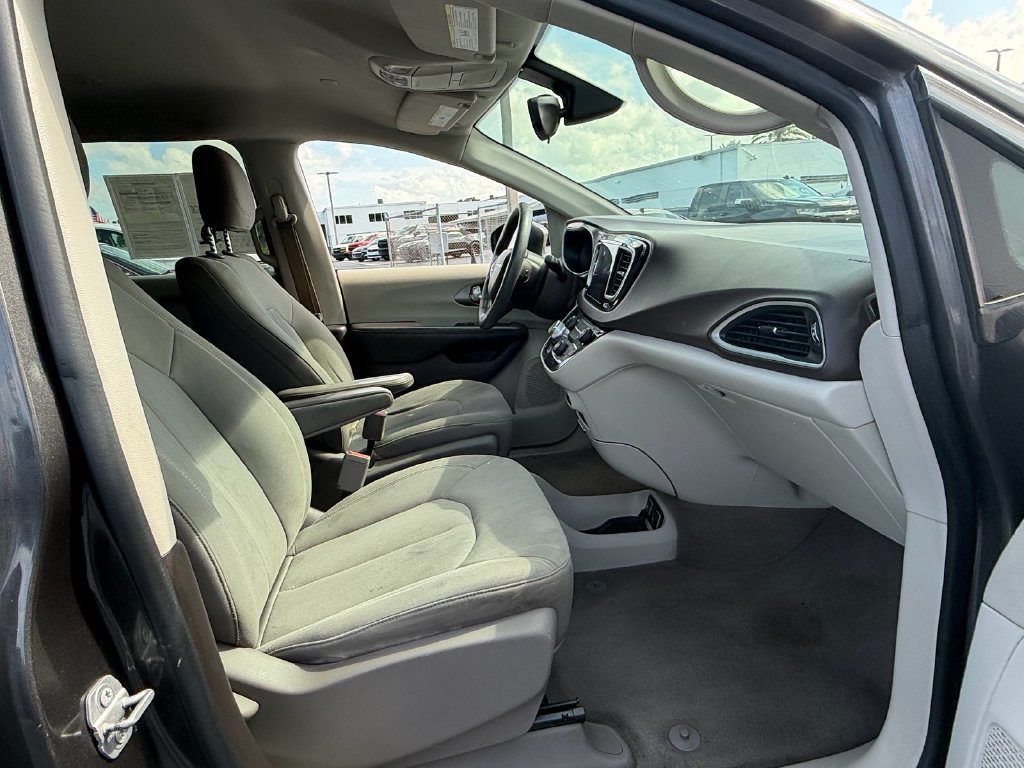 Used 2017 Chrysler Pacifica Touring FWD image 16