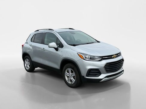 Used 2022 Chevrolet Trax LT w/ Driver Confidence Package AWD/4WD image 2
