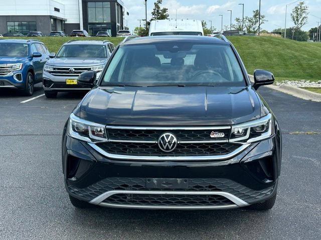 Certified 2022 Volkswagen Taos SEL AWD/4WD image 2
