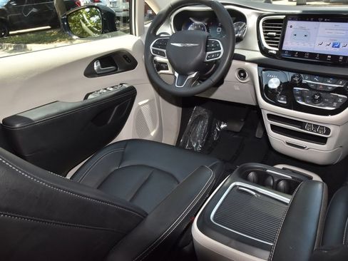 Used 2024 Chrysler Pacifica Touring-L FWD image 16