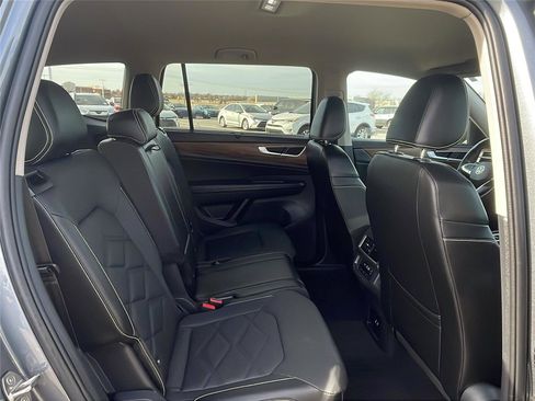 Used 2024 Volkswagen Atlas SE image 16