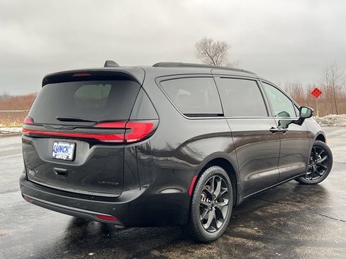 Used 2023 Chrysler Pacifica Limited w/ S Appearance Package image 5