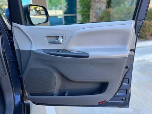 Used 2019 Toyota Sienna LE image 21