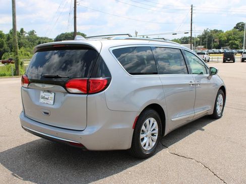 Used 2018 Chrysler Pacifica Touring-L FWD image 16